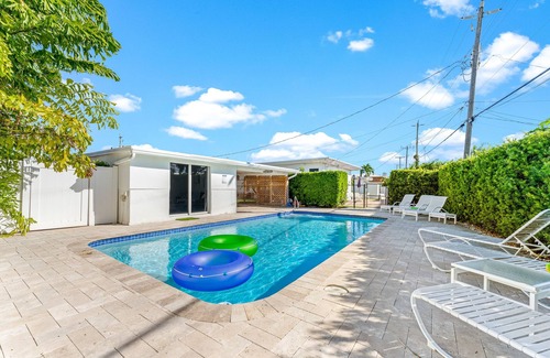 Lauderdale-by-the-Sea Apartment | Newly renovated 2 Bedroom unit just steps away from the pristine beaches and crystal-clear waters