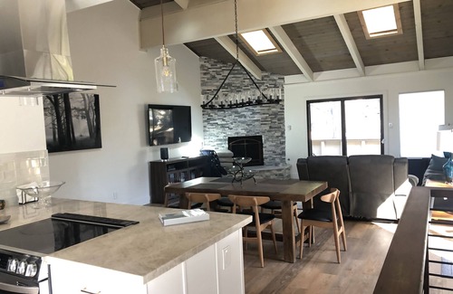 Incline Village House | Newly Rennovated and Air Conditioned Townhouse -1 mile from Skiing