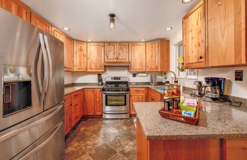 SeaTac House | 🌟Newly Renov✔️LG Mstr BR✔️3 BR ✔️WiFi ✔️✈️ ✔️ Mall ✔️AC ✔️Hot tub🌟