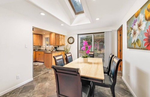SeaTac House | 🌟Newly Renov✔️LG Mstr BR✔️3 BR ✔️WiFi ✔️✈️ ✔️ Mall ✔️AC ✔️Hot tub🌟