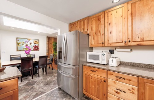 SeaTac House | 🌟Newly Renov✔️LG Mstr BR✔️3 BR ✔️WiFi ✔️✈️ ✔️ Mall ✔️AC ✔️Hot tub🌟