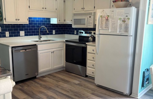 Palmetto Dunes Condo | Newly renovated- FIRST FLOOR unit - 4 min walk to beach-free pb courts on site.