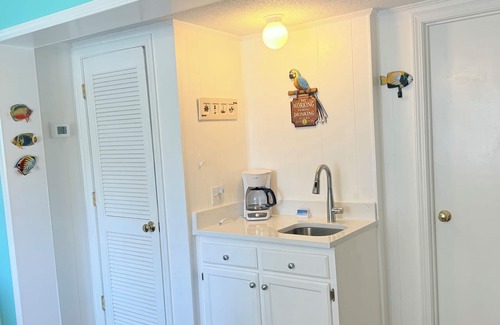 Palmetto Dunes Condo | Newly renovated- FIRST FLOOR unit - 4 min walk to beach-free pb courts on site.