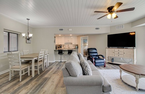Hilton Head Island Condo | Newly Renovated 2BR/2BA Flat/3 Smart TV’s/WIFI/Pool & Tennis/Pickleball Views