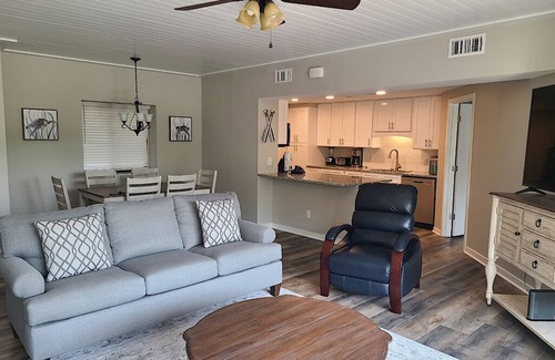 Hilton Head Island Condo | Newly Renovated 2BR/2BA Flat/3 Smart TV’s/WIFI/Pool & Tennis/Pickleball Views