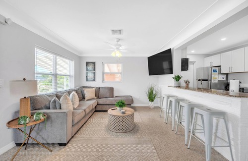 Fort Myers Beach House | Newly Renovated🌴Coral Reef Villa - Steps away from beach/private heated pool🌞