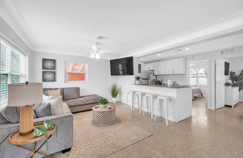 Fort Myers Beach House | Newly Renovated🌴Coral Reef Villa - Steps away from beach/private heated pool🌞