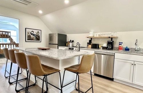 Southwest Harbor Apartment | Newly Renovated 2nd FL Apt in SWH [Quietside Loft]