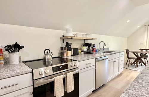 Southwest Harbor Apartment | Newly Renovated 2nd FL Apt in SWH [Quietside Loft]