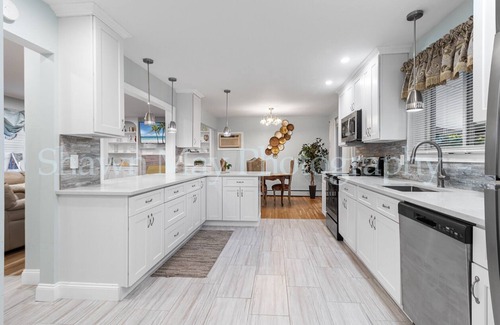 Wheatley Heights House | NEWLY RENOVATED MODERN 4BR, 3BTH COLONIAL HOME 2 LEVELS AC Near All, NYC Access