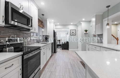 Wheatley Heights House | NEWLY RENOVATED MODERN 4BR, 3BTH COLONIAL HOME 2 LEVELS AC Near All, NYC Access
