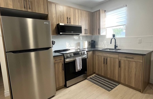Walkerville Apartment | Newly renovated 1 bed 1 bath #UPPER floor unit.