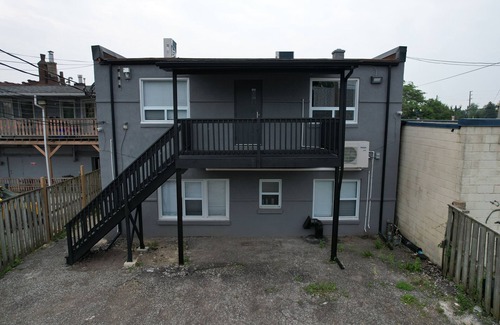 Walkerville Apartment | Newly renovated 1 bed 1 bath #UPPER floor unit.