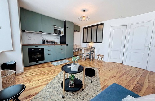 Granville Apartment | Newly Renovated 1-Bedroom Apartment Near Granville Centre, Secure Residence