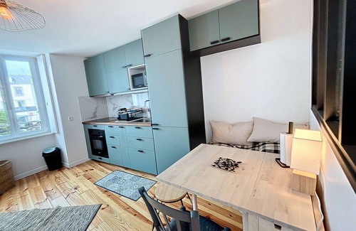 Granville Apartment | Newly Renovated 1-Bedroom Apartment Near Granville Centre, Secure Residence