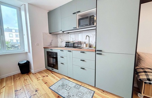 Granville Apartment | Newly Renovated 1-Bedroom Apartment Near Granville Centre, Secure Residence