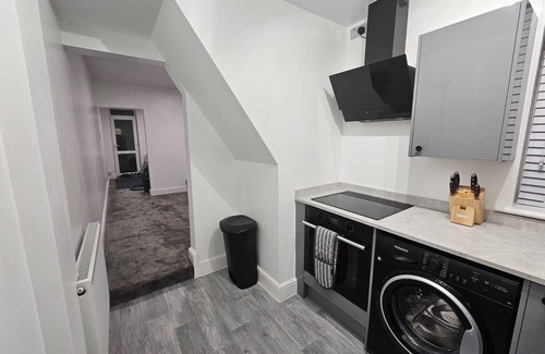 Ipswich House | Newly Renovated 2 Bed with Garden & Parking