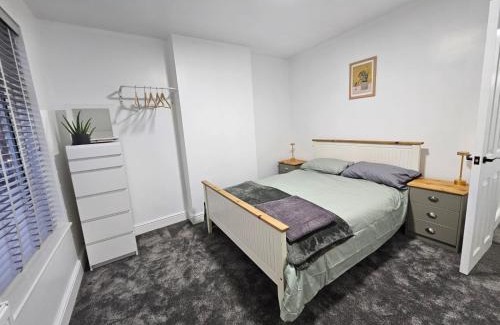 Ipswich House | Newly Renovated 2 Bed with Garden & Parking