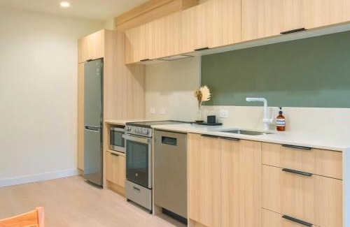 Downtown Eastside Apartment | Newly Renovated 2 Bedroom Condo in Japantown! Near Railtown & Gastown!