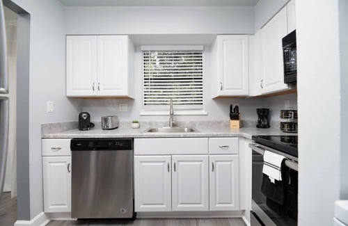 Sunrise Apartment | Newly Renovated 2-bedroom apartment By Sawgrass