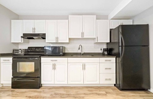 Cloverdale House | Newly renovated 2 bedroom suite in Surrey!