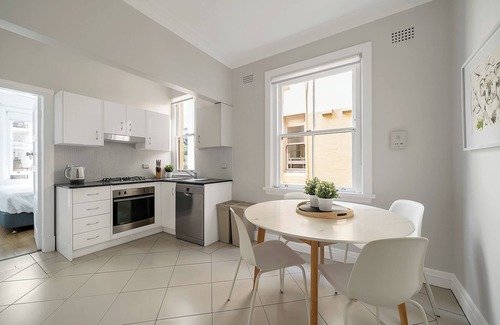 Manly Apartment | Newly Renovated 2 Bedroom Art Deco on The Harbourfront