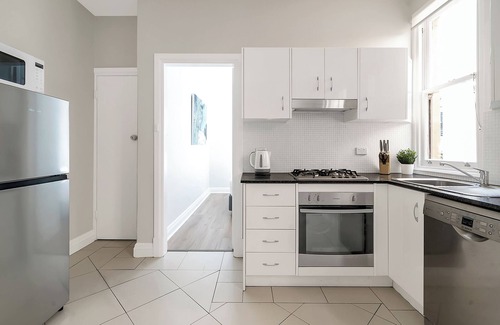 Manly Apartment | Newly Renovated 2 Bedroom Art Deco on The Harbourfront