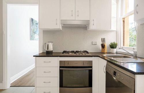 Manly Apartment | Newly Renovated 2 Bedroom Art Deco on The Harbourfront