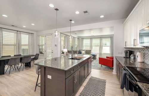 Charlotte House | Newly Renovated~ 2 Miles from Uptown Charlotte- Great for Large Groups