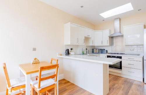 Redcliffe Apartment | Newly Renovated 2BD Top Floor Flat West Brompton