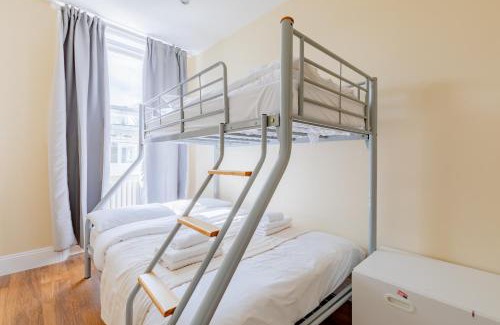 Redcliffe Apartment | Newly Renovated 2BD Top Floor Flat West Brompton