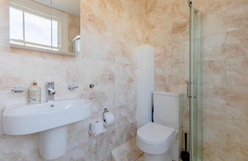 Redcliffe Apartment | Newly Renovated 2BD Top Floor Flat West Brompton