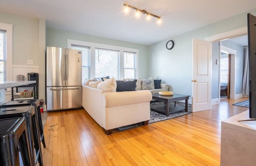 Oakdale Apartment | Newly Renovated 2nd Floor Apt near USM