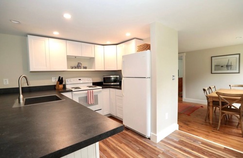 Southport House | Newly Renovated 3 B/2.5B Suite in 1790's Sea Captains House