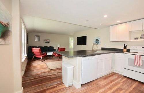 Southport House | Newly Renovated 3 B/2.5B Suite in 1790's Sea Captains House