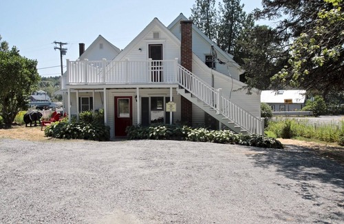 Southport House | Newly Renovated 3 B/2.5B Suite in 1790's Sea Captains House
