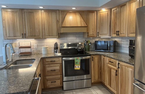 South Venice House | Newly renovated 3 bdrm/2 bath Venice home, 10 min to beach, dog friendly!