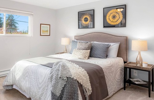 The Bowl of Edmonds Apartment | Newly renovated 3 bdrm with view and 10 min walk to beach