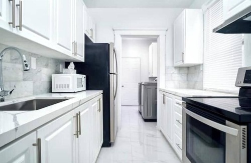 Walkerville Apartment | Newly renovated 3 bedroom unit close to Caesar's and Downtown