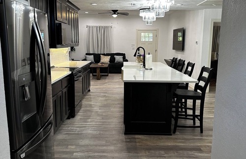 Ardmore House | Newly renovated 3-bedroom house, minutes away from Coliseum, Lake & Lakecrest