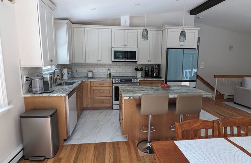 Mashpee House | Newly renovated 3 bedroom home in Mashpee. Sleeps 6. Quiet green neighborhood