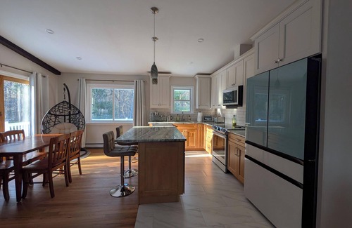 Mashpee House | Newly renovated 3 bedroom home in Mashpee. Sleeps 6. Quiet green neighborhood
