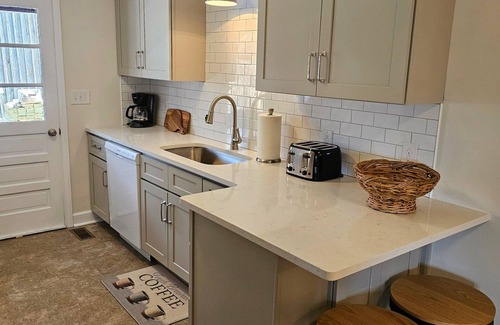 Marion House | Newly renovated 3 beds, 2 baths in Marion. Pool open until Oct. 5!
