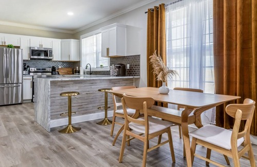 Crosstown House | Newly Renovated- 3 miles to Beale St./Fully Fenced in Private Parking.