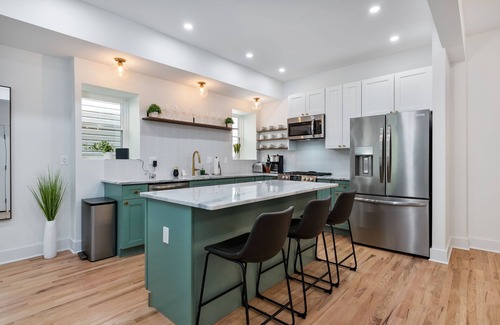 Weinland Park House | Newly Renovated 3 story house near Short North, Free parking and full backyard.