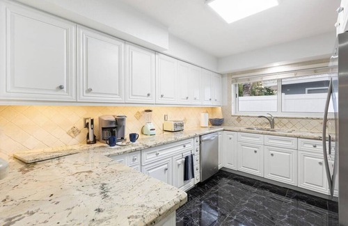 Santa Barbara Estates House | Newly Renovated 3 Bedrooms Near the Beach and Rest