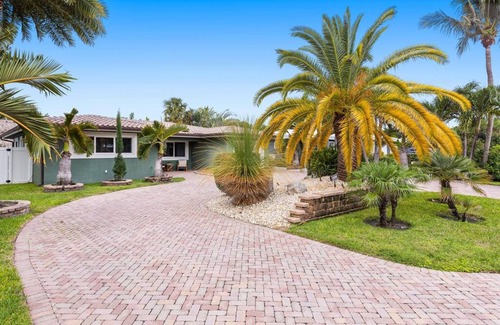 Santa Barbara Estates House | Newly Renovated 3 Bedrooms Near the Beach and Rest