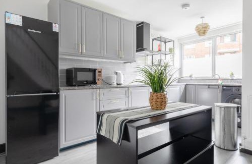 Mildmay House | Newly Renovated 3BD Home Islington!
