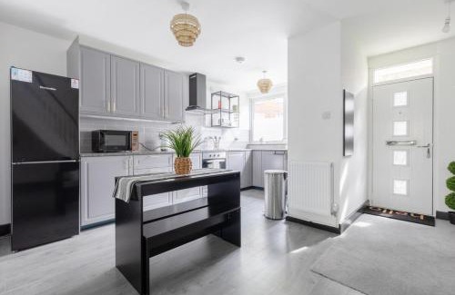 Mildmay House | Newly Renovated 3BD Home Islington!