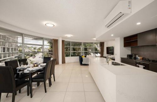 Fortitude Valley Apartment | Newly Renovated 3BR Apartment 2 Parking Spaces Pool Gym City Views Walk to Shops